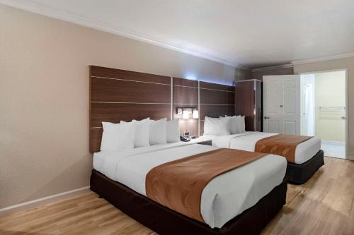 a hotel room with two beds in a room at Quality Inn Blythe I-10 in Blythe