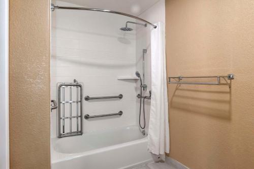 uma casa de banho com um chuveiro e uma banheira branca em Quality Inn Blythe I-10 em Blythe