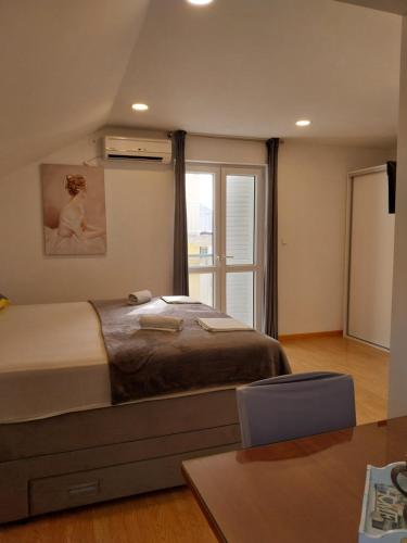 Posteľ alebo postele v izbe v ubytovaní Apartments Rose Loboja
