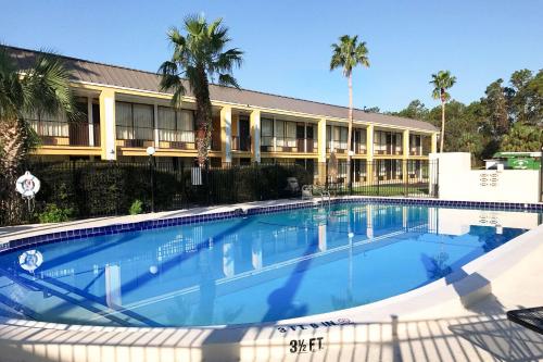 uma grande piscina em frente a um hotel em Econo Lodge em Ormond Beach