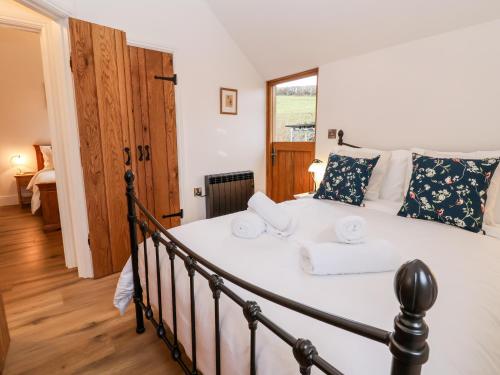 een slaapkamer met een groot bed in een kamer bij Rockhill Farm Wainhouse in Craven Arms