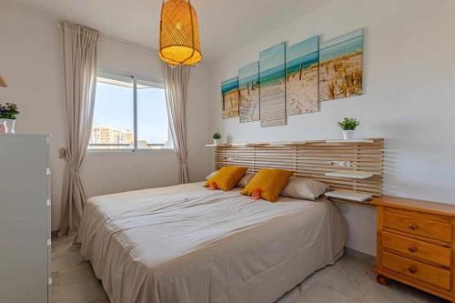 sypialnia z łóżkiem z żółtymi poduszkami i biurkiem w obiekcie 797 Holiday Rentals - Luminoso piso para 4 en Arroyo de la miel w mieście Arroyo de la Miel