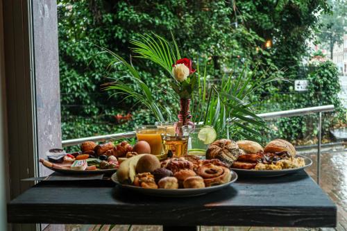 Una mesa con dos platos de comida encima. en Grand Hotel Downtown, en Ámsterdam