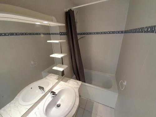une salle de bain avec un lavabo, des toilettes et une baignoire dans l'établissement Studio Village Naturiste Farniente, au Cap d'Agde