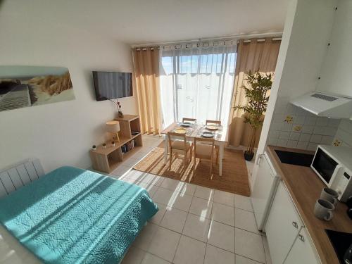 Cette petite chambre comprend une cuisine et une salle à manger. dans l'établissement Studio Village Naturiste Farniente, au Cap d'Agde