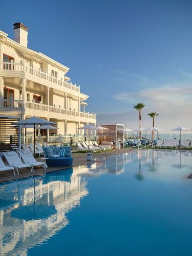 una gran piscina frente a un edificio en Shore House at The Del, LXR Hotels & Resorts, en San Diego