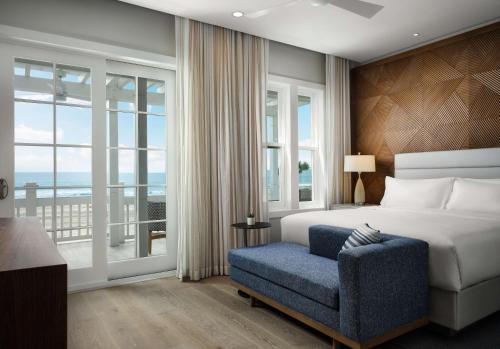 圣地亚哥Shore House at The Del, LXR Hotels & Resorts的一间卧室，里面有一张床、一把椅子和一扇窗户