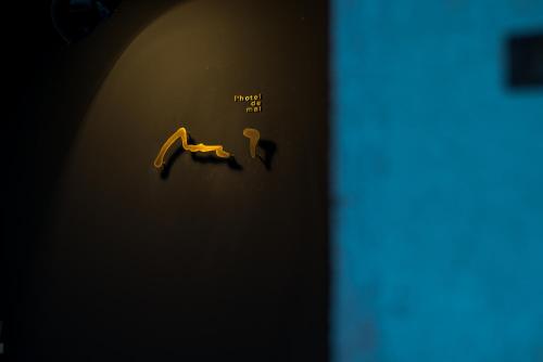 a close up of a pair of shoes on a wall at Lhotel de Mai in Tamba-sasayama