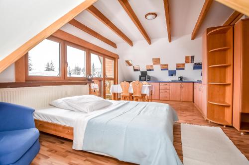 Tempat tidur dalam kamar di Willa Pod Orłem Jacuzzi Sauna