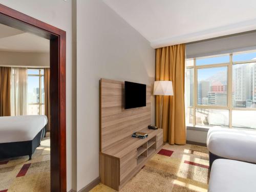 Mercure Makkah Aziziahにあるテレビまたはエンターテインメントセンター