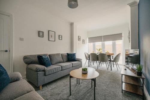 Posezení v ubytování Canterbury House By Horizon Stays