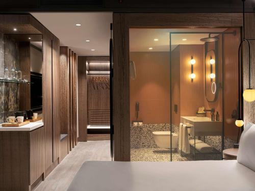 Mövenpick Hotel Istanbul Marmara Sea في إسطنبول: حمام مع مرحاض ومغسلة