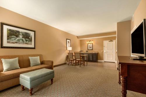 Μια τηλεόραση ή/και κέντρο ψυχαγωγίας στο Embassy Suites Savannah Historic District