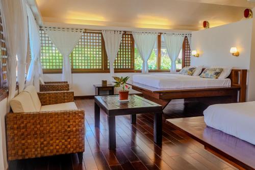 a living room with two beds and a coffee table at Les Maisons D'Itac in Ronda