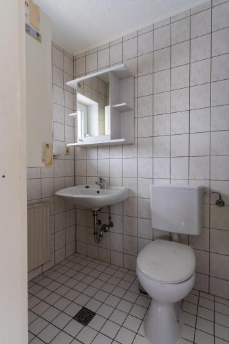a bathroom with a toilet and a sink at Monteurapartment 7 in Rodgau