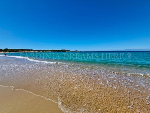 a sandy beach with the ocean in the background at Villetta Fantasia a 100 m dalla spiaggia in Vignola Mare