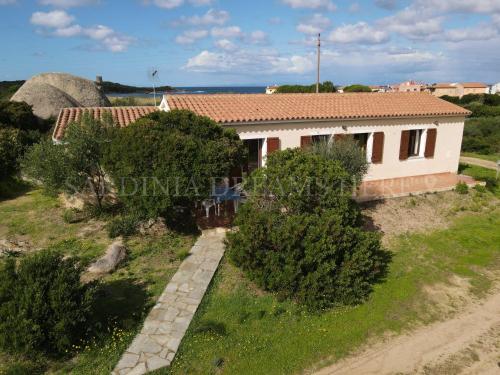 una vista aérea de una casa con jardín en Villetta Fantasia a 100 m dalla spiaggia, en Vignola Mare