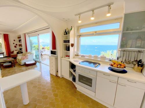 马萨鲁布朗斯Maison Il Vervece - Sorrento的大型海景厨房