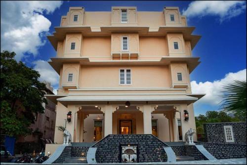 um grande edifício com uma grande escadaria em frente em THE TRISHALA VILAS (A LUXURY BOUTIQUE HOTEL & SPA) em Ranakpur
