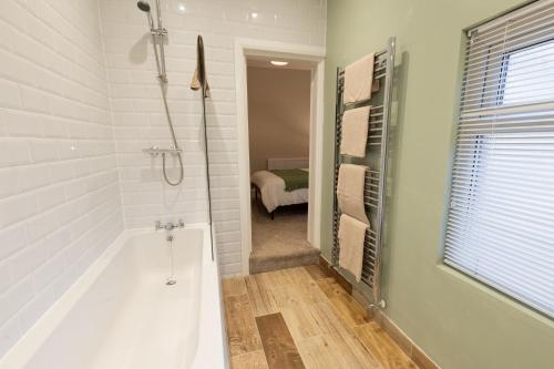 Koupelna v ubytování 'Weston House' Newly Renovated Family and Workspace Business Cosy Home in Runcorn, Cheshire ENTIRE HOUSE