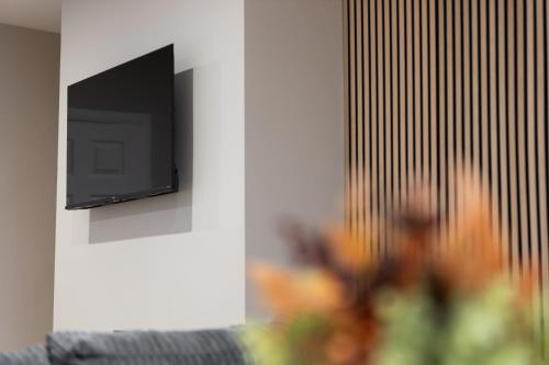 TV a/nebo společenská místnost v ubytování 'Weston House' Newly Renovated Family and Workspace Business Cosy Home in Runcorn, Cheshire ENTIRE HOUSE