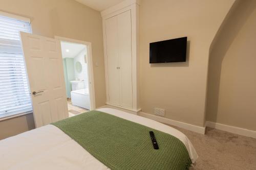 TV a/nebo společenská místnost v ubytování 'Weston House' Newly Renovated Family and Workspace Business Cosy Home in Runcorn, Cheshire ENTIRE HOUSE