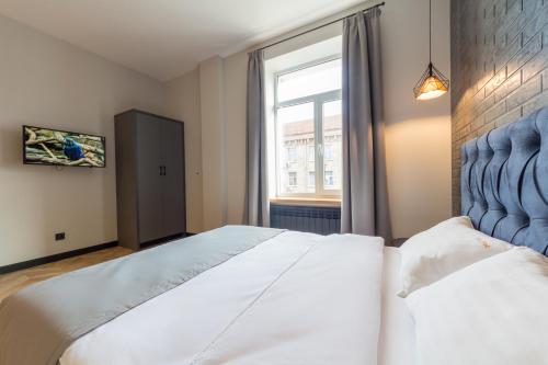 Una cama o camas en una habitación de Self Check-in Apartments Maidan Area