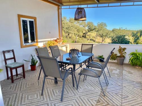 un patio con tavolo e sedie sul balcone. di Casa Ti Barbara 