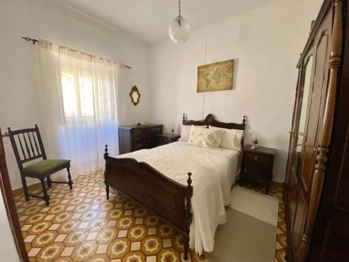 的住宿－Casa Ti Barbara，一间卧室配有一张床和一把椅子