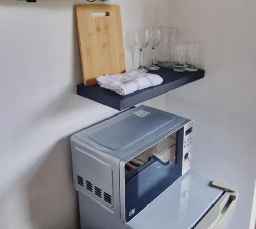 a microwave sitting on top of a counter at Relaxing Room With Ensuite Rutland Point in Oakham