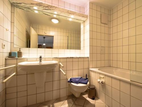ein Badezimmer mit einem Waschbecken, einem WC und einem Spiegel in der Unterkunft Ferienwohnung 9 im Seeschloss Binz - nur 50 Meter bis zum Strand in Binz