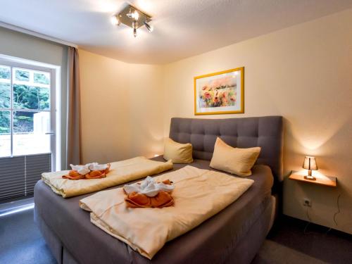 ein Schlafzimmer mit 2 Betten und Handtüchern darauf in der Unterkunft Ferienwohnung 9 im Seeschloss Binz - nur 50 Meter bis zum Strand in Binz