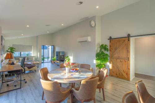 Ruang duduk di Quiet & Warm House Parking Sleeps 7, 19 mins from CHC airport