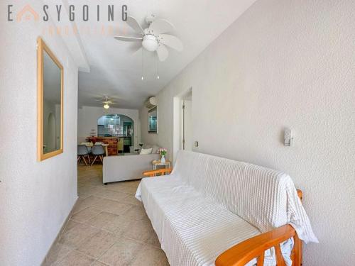 - une chambre avec un lit et un salon dans l'établissement Casa Blanca 2, à Santa Pola