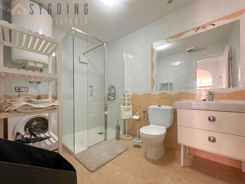 La salle de bains est pourvue d'une douche, de toilettes et d'un lavabo. dans l'établissement Casa Blanca 2, à Santa Pola