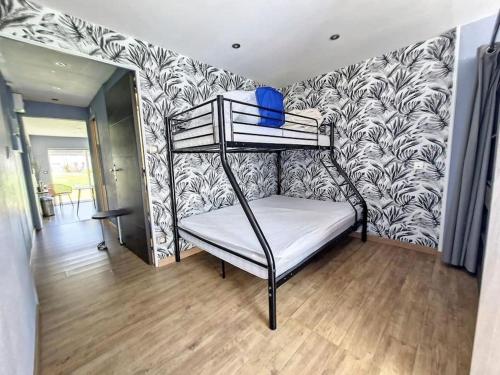 Ένα ή περισσότερα κρεβάτια σε δωμάτιο στο Appartement à 100m de la plage