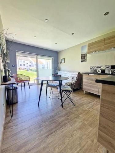 un salon avec une table et un canapé dans l'établissement Appartement à 100m de la plage, à Neufchâtel-Hardelot