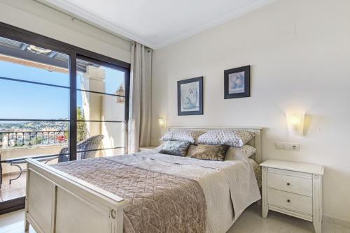 una camera con un letto e una grande finestra di Villa Gadea 11-6 ad Altea