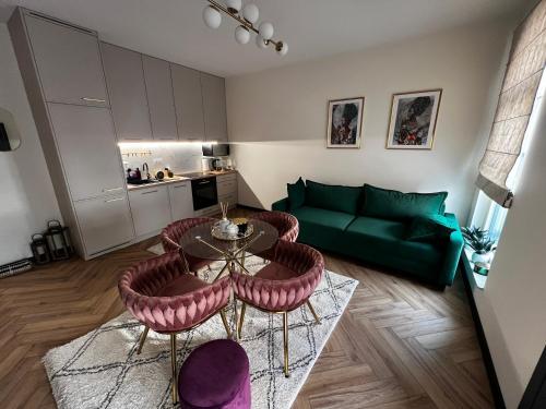 a living room with a couch and a table and chairs at Apartament Starówka Bulvar 11 in Elblag