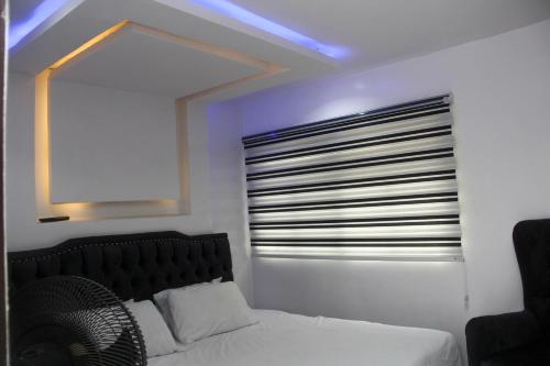 Säng eller sängar i ett rum på 3 bedroom apartment (fully furnished), Festac