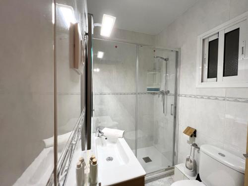 y baño con ducha, lavabo y aseo. en Barcelona4Seasons II, en Barcelona