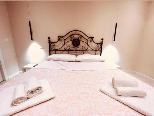 una camera da letto con un letto e due asciugamani di Domus San Giovanni a Roma