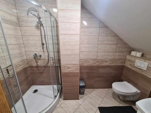 La salle de bains est pourvue d'une douche et de toilettes. dans l'établissement Turistično - Izletniška kmetija Žerjav, à Brežice
