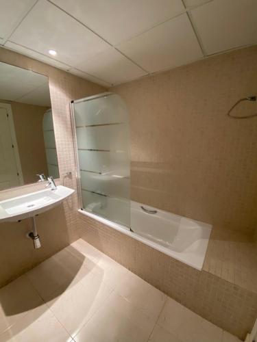 ein Badezimmer mit Waschbecken, Badewanne und Spiegel in der Unterkunft Victor Villa Romana in Roquetas de Mar