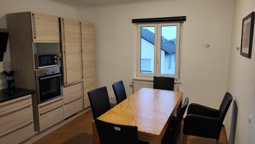 Η κουζίνα ή μικρή κουζίνα στο Große Monteurwohnung bei Würzburg bis 10 Personen mit Parkplätzen und WLAN und Grill mit 5 Schlafzimmern