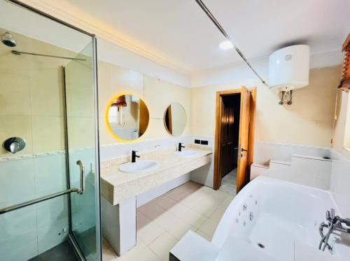 Ванная комната в Mulliner luxury APARTMENTS ( 3 BEDROOM )