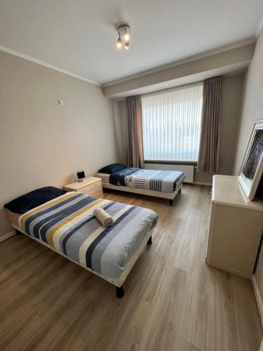 1 dormitorio con 2 camas y ventana en Zelzate dichtbij Gent-Brugge, en Philippine