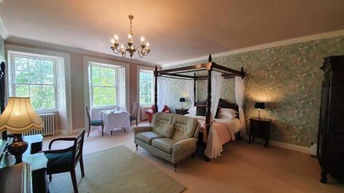 波特索伊的住宿－Durn House，一间卧室配有一张床、一张沙发和一张桌子