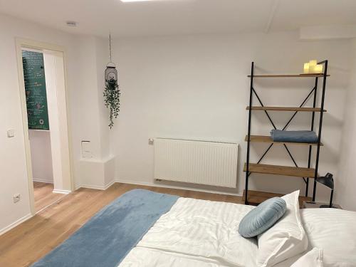 - une chambre avec un lit doté d'un tapis bleu dans l'établissement 75qm mit eigenem Bad, Küche, Wohn- u Schlafzimmer, à Herborn