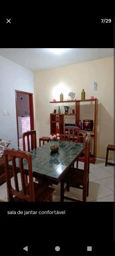 里約達斯奧斯特拉斯的住宿－Casa de Praia，一间带桌子和椅子的用餐室